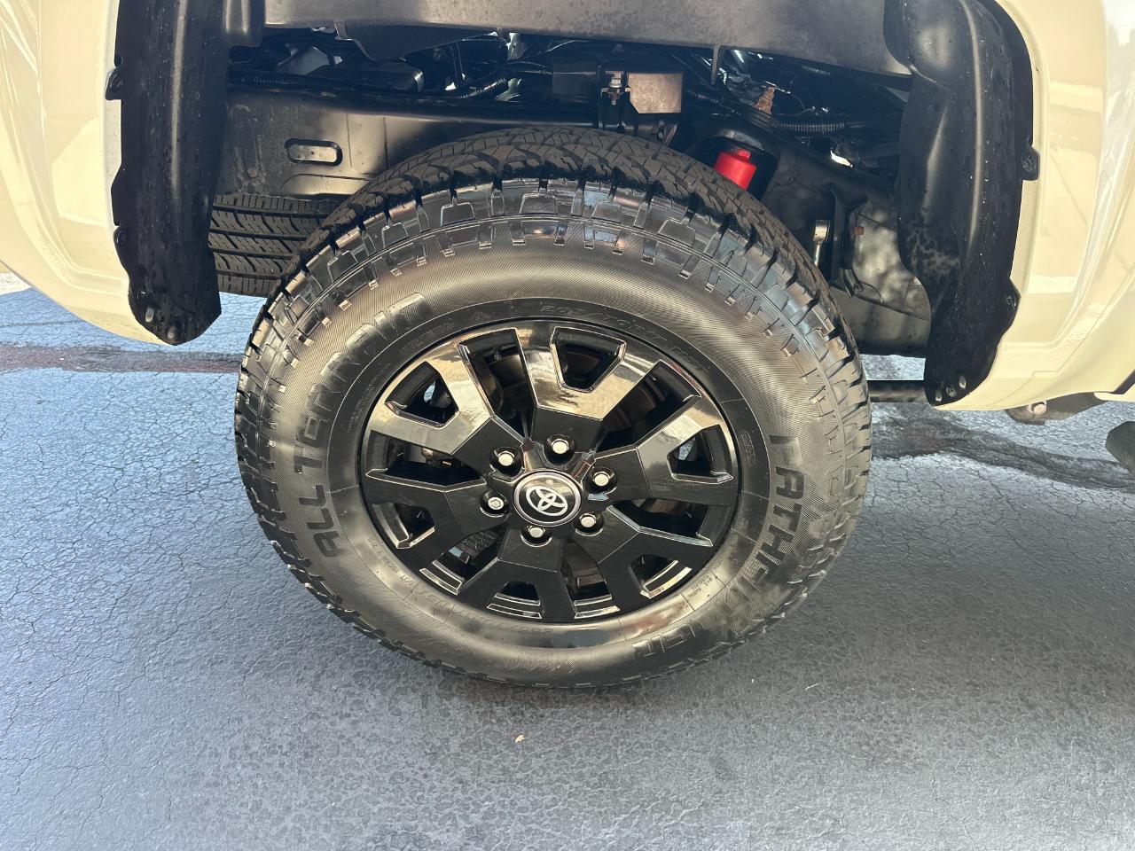 Toyota Tacoma 4WD  2025
