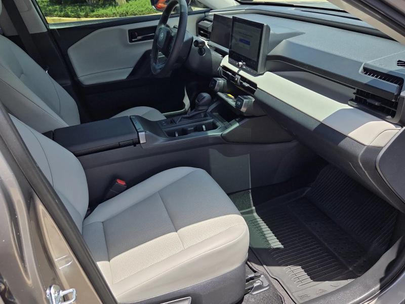 Toyota RAV4 XLE Premium FWD (Natl) 2026