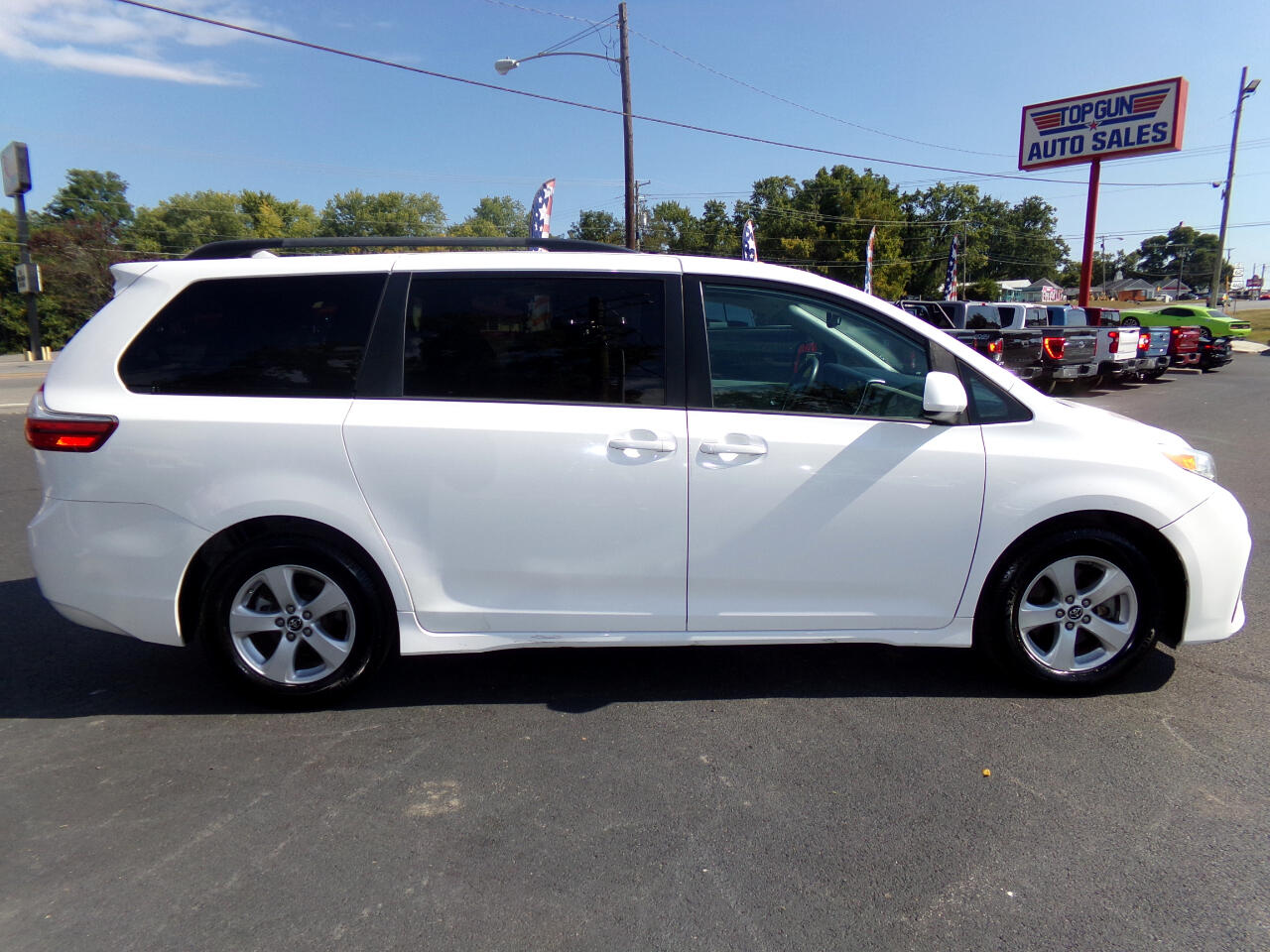 2020 Toyota Sienna LE photo 2