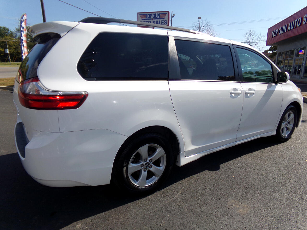 2020 Toyota Sienna LE photo 3