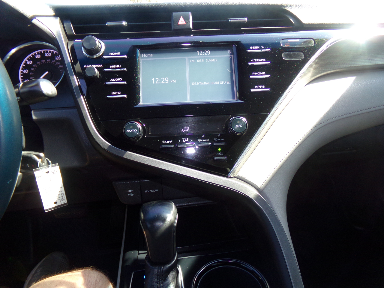 2018 Toyota Camry SE XLE photo 11