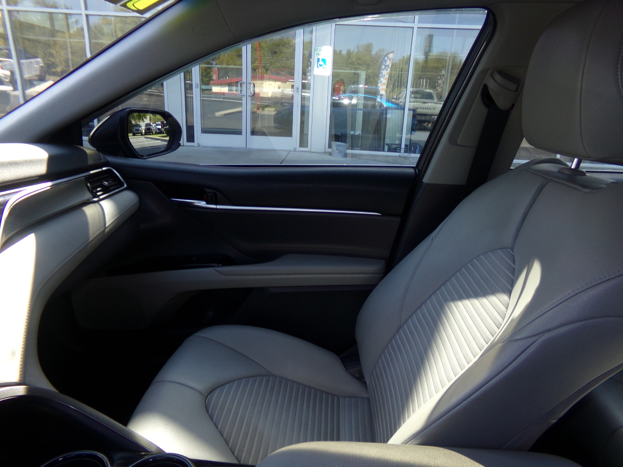 2018 Toyota Camry SE XLE photo 12