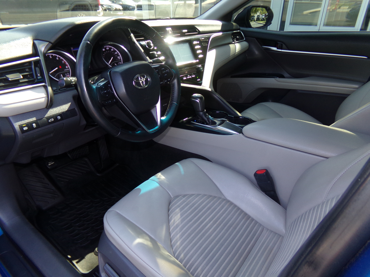 2018 Toyota Camry SE XLE photo 13