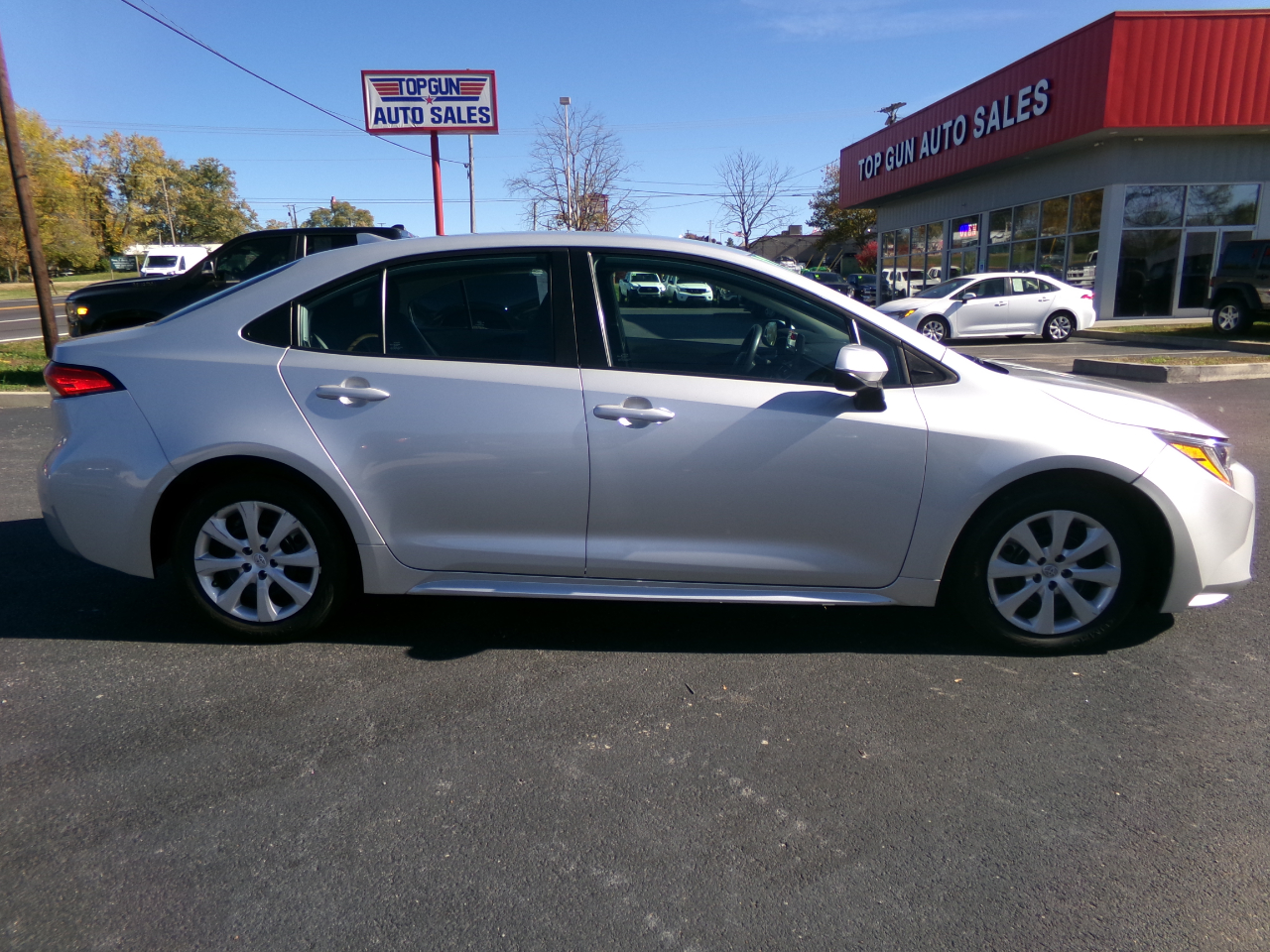 2023 Toyota Corolla LE photo 2