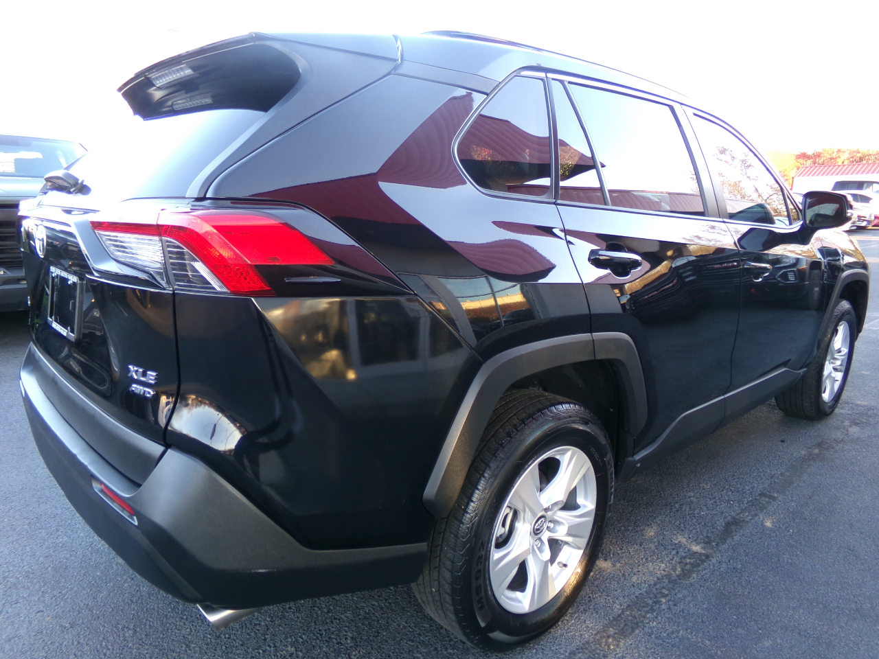 2019 Toyota RAV4 XLE Premium photo 3