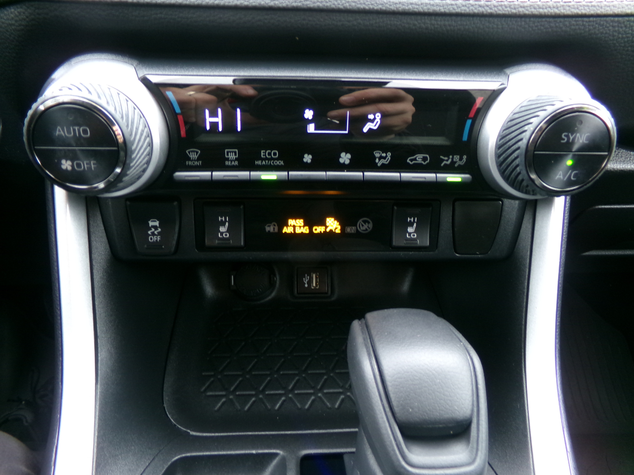 Toyota RAV4 Hybrid LE AWD (Natl) 2024