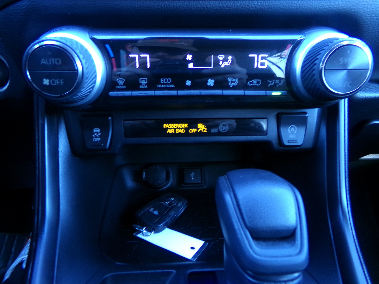 Toyota RAV4 XLE FWD (Natl) 2020