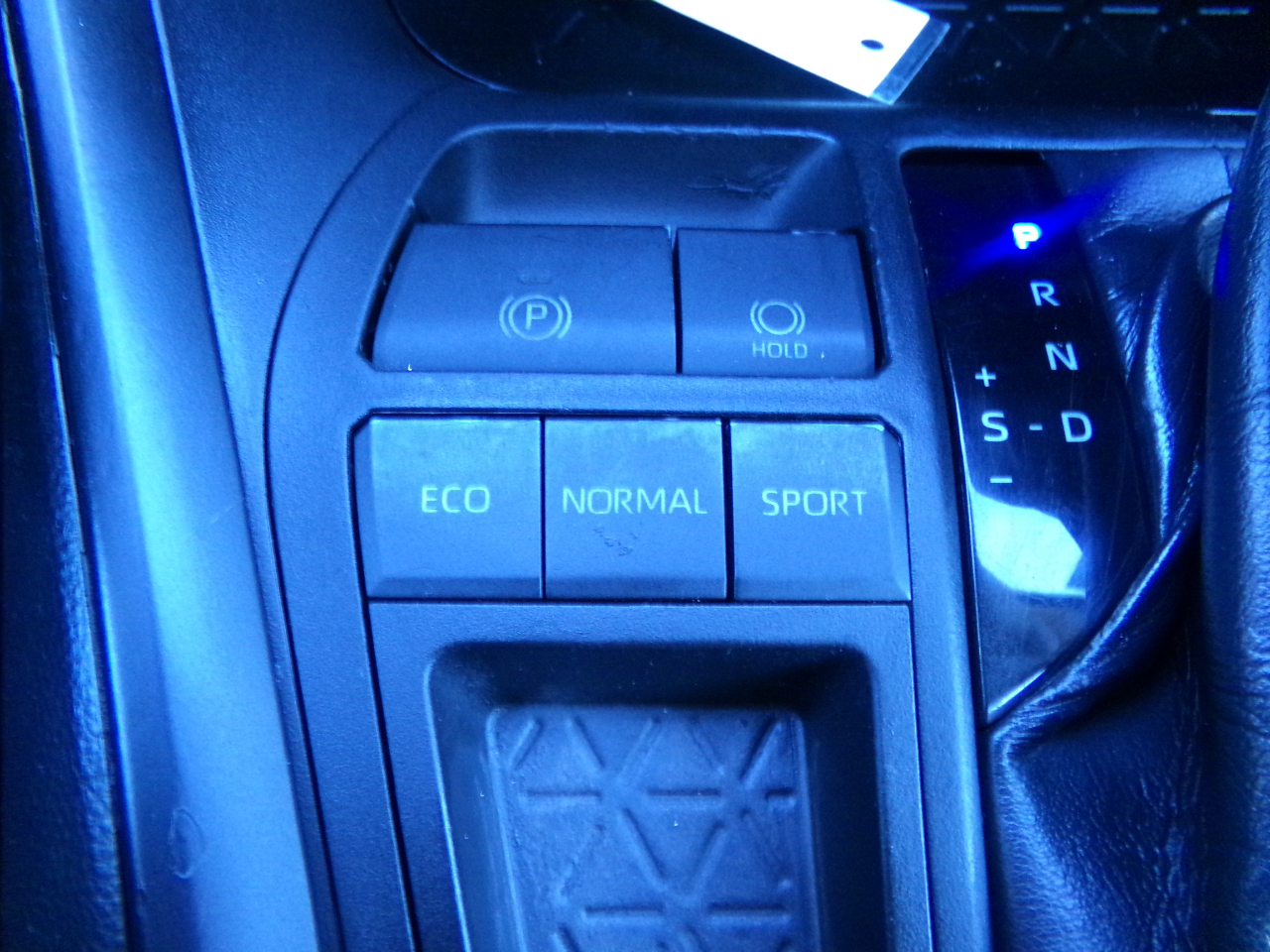 Toyota RAV4 XLE FWD (Natl) 2020