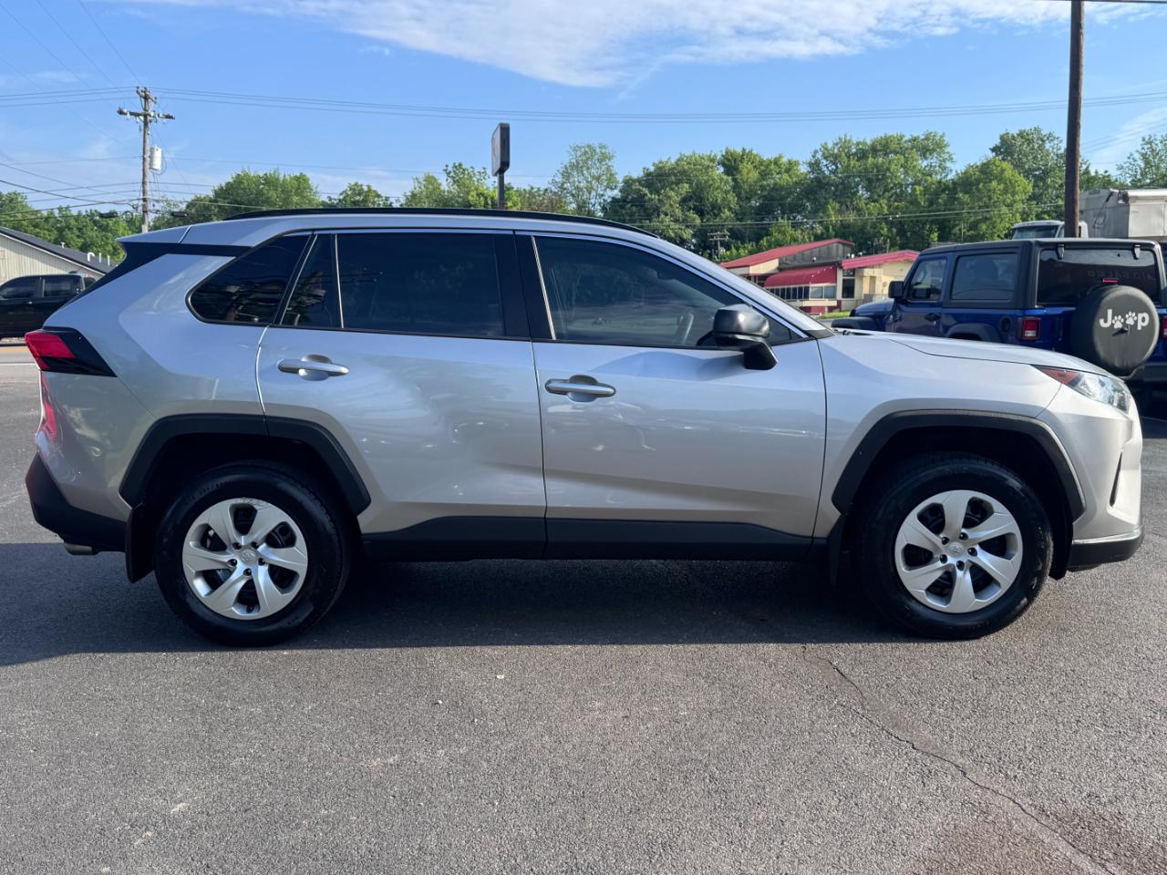 Toyota RAV4 LE FWD (Natl) 2020