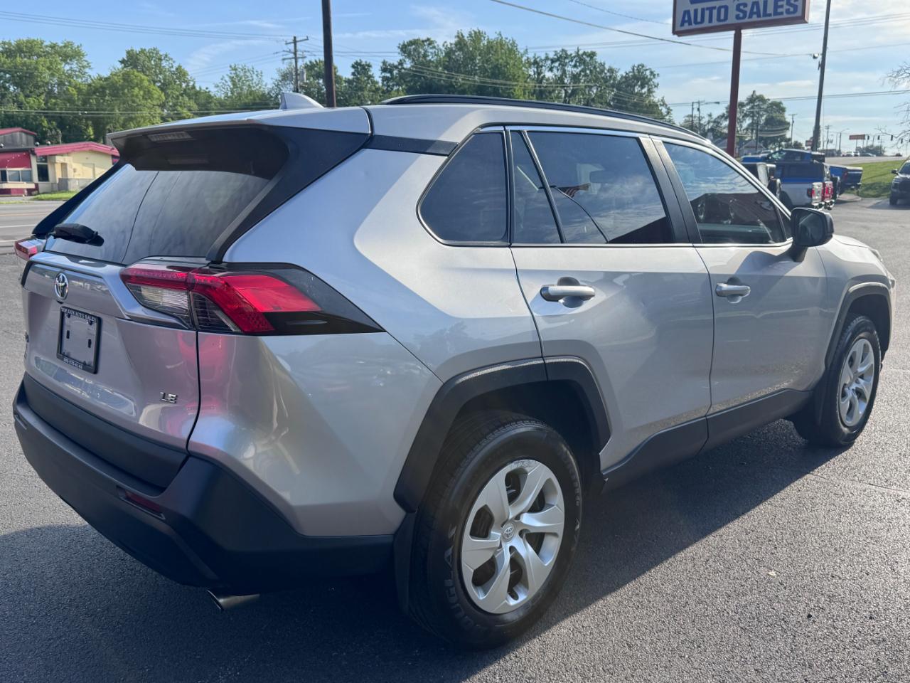 Toyota RAV4 LE FWD (Natl) 2020