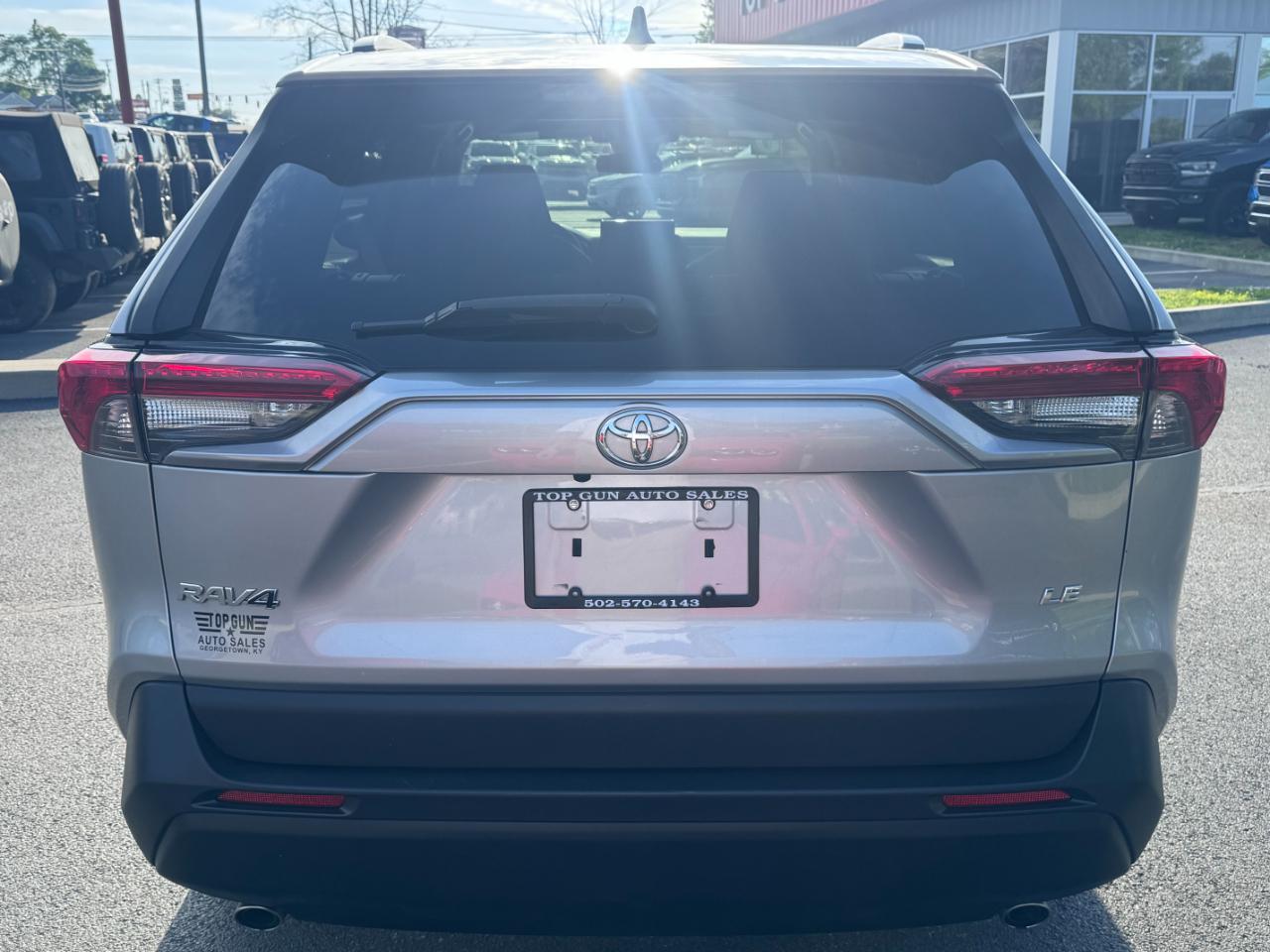 Toyota RAV4 LE FWD (Natl) 2020