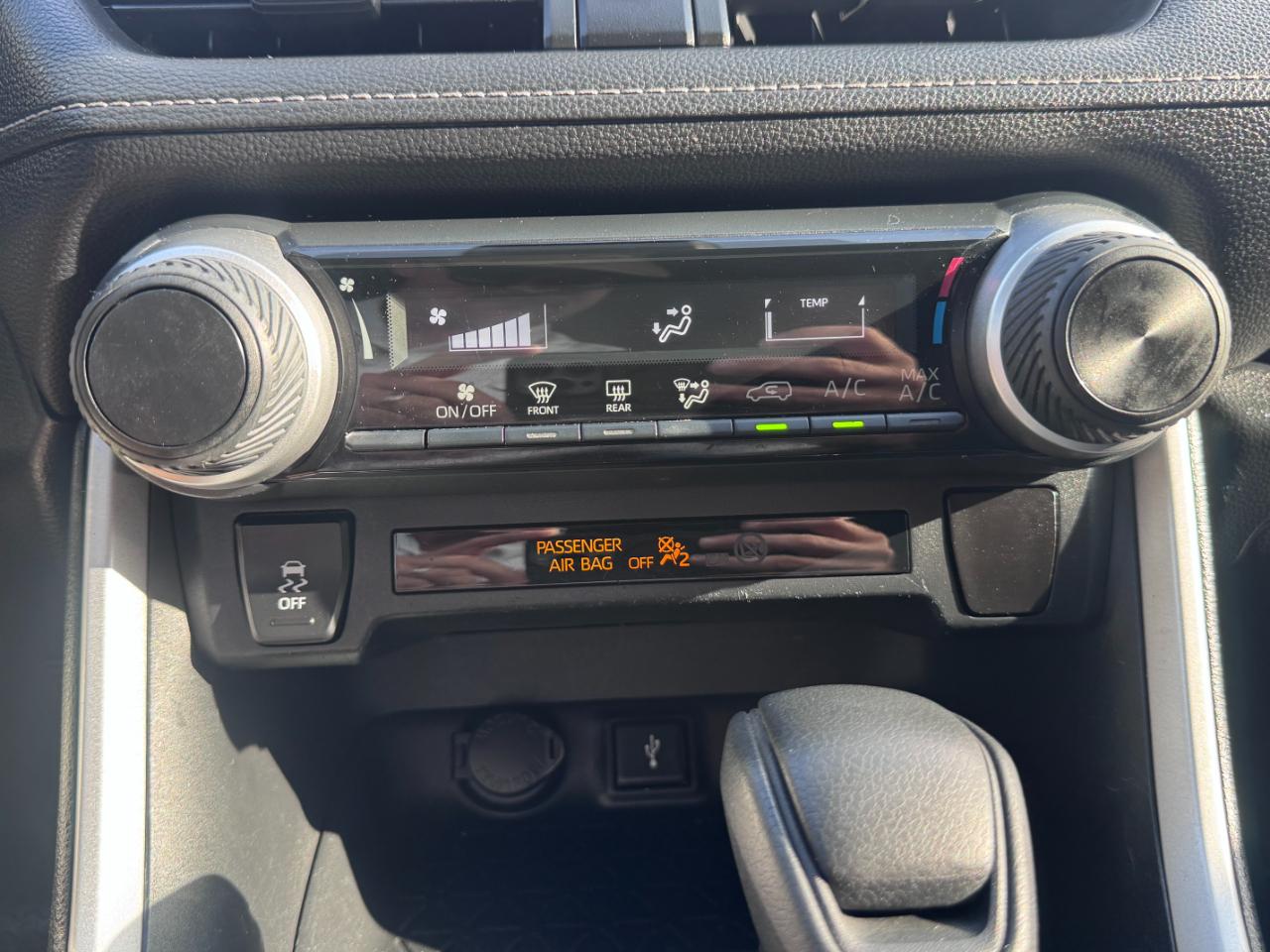 Toyota RAV4 LE FWD (Natl) 2020