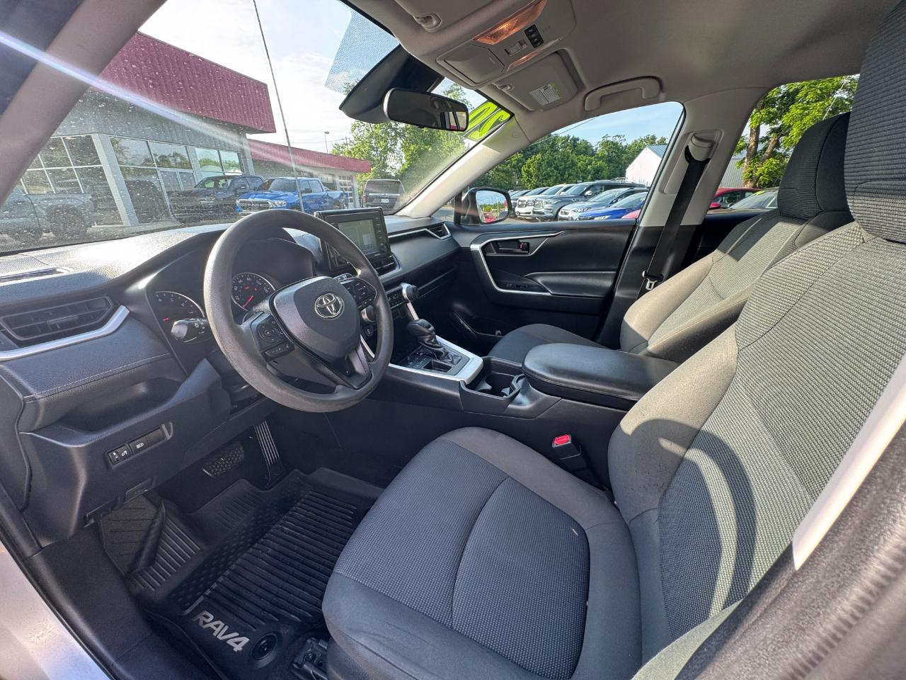 Toyota RAV4 LE FWD (Natl) 2020