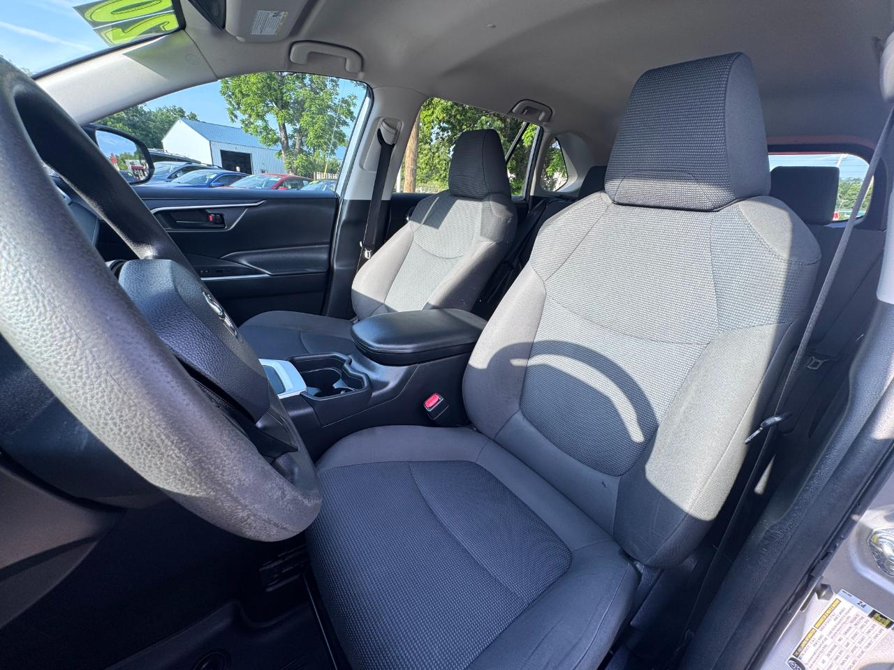 Toyota RAV4 LE FWD (Natl) 2020