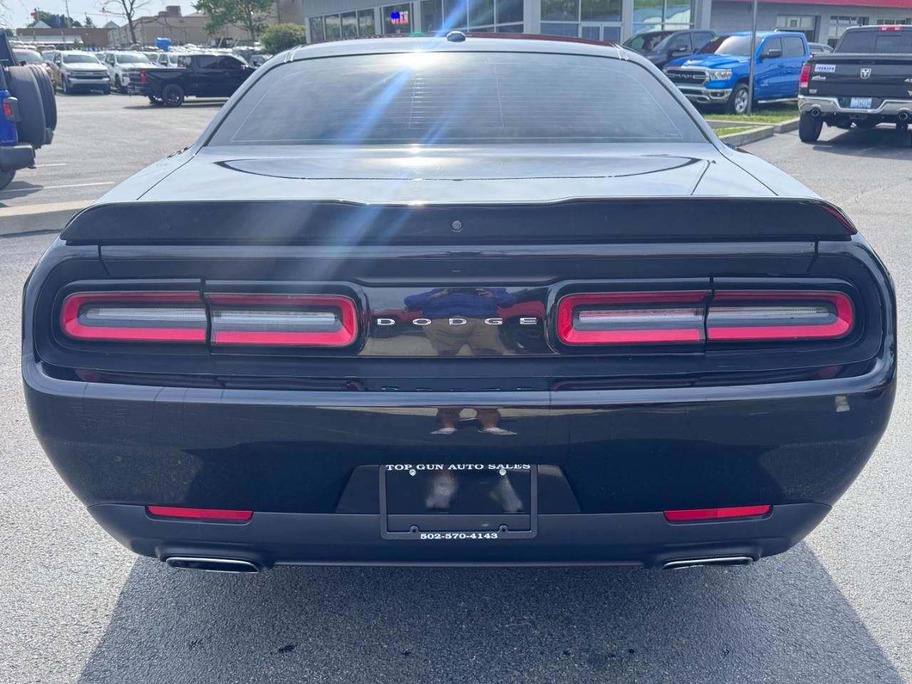 Dodge Challenger SXT RWD 2021