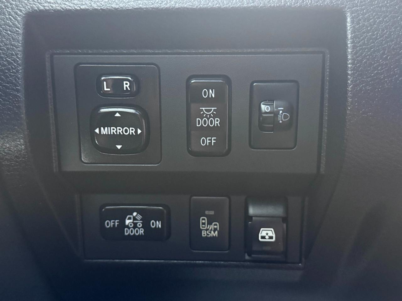 Toyota Tundra 4WD Truck CrewMax 5.7L FFV V8 6-Spd AT LTD (Natl) 2014