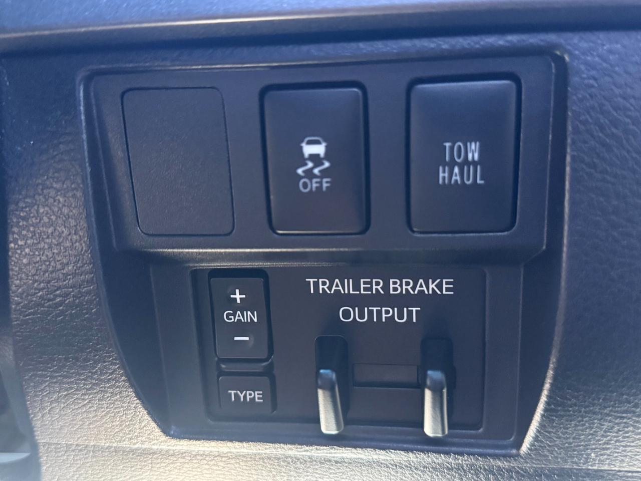 Toyota Tundra 4WD Truck CrewMax 5.7L FFV V8 6-Spd AT SR5 (Natl) 2016