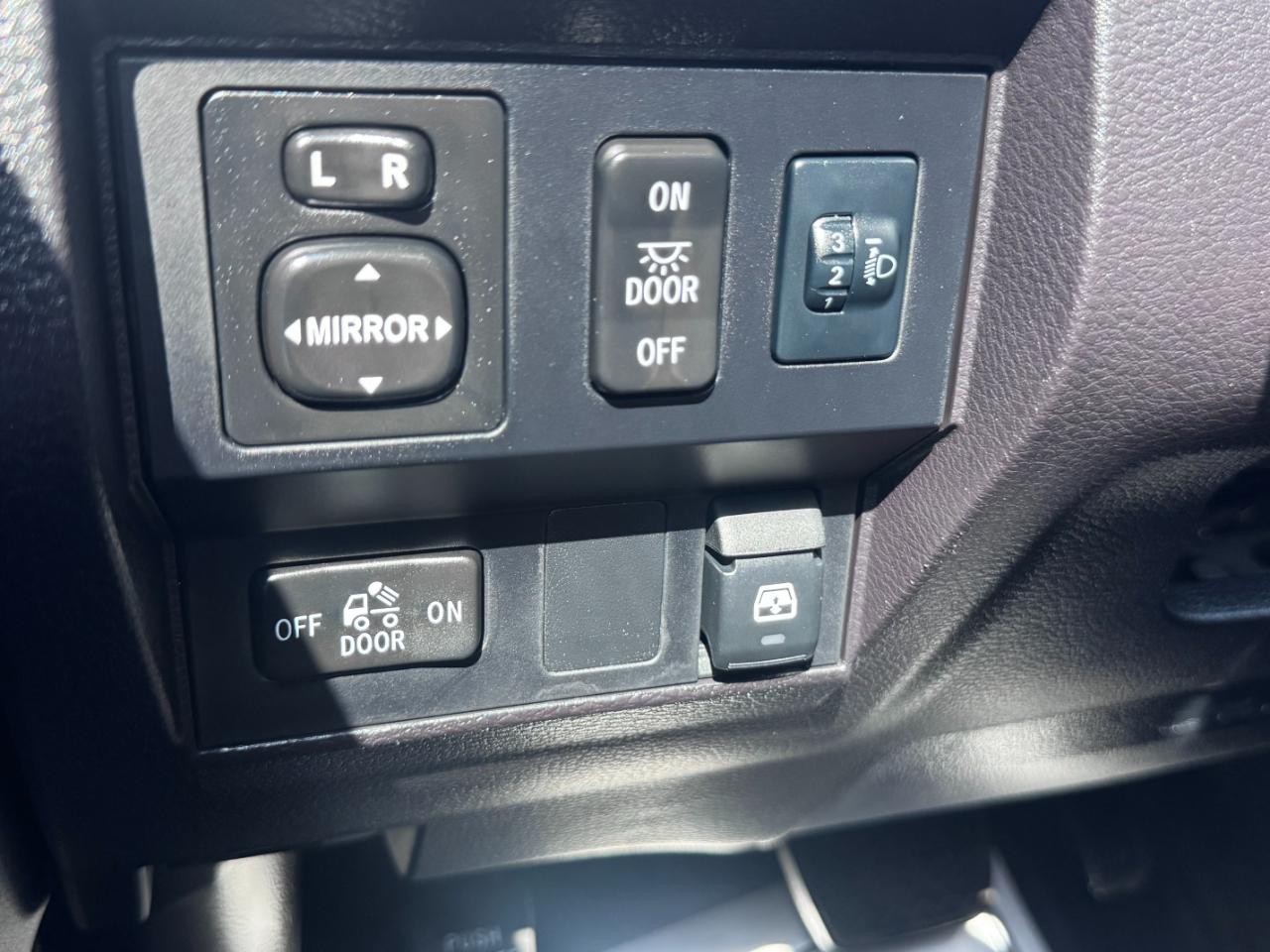 Toyota Tundra 4WD Truck CrewMax 5.7L FFV V8 6-Spd AT SR5 (Natl) 2016