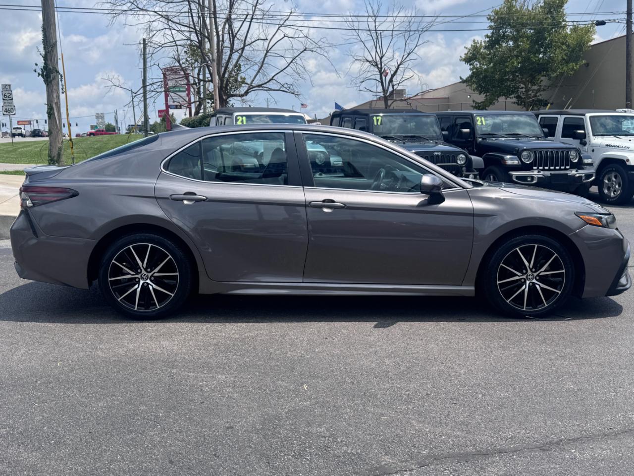 Toyota Camry SE Auto (Natl) 2021