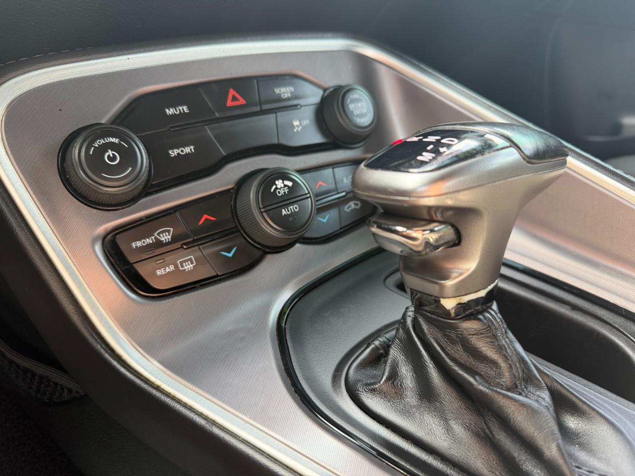 Dodge Challenger SXT RWD 2019