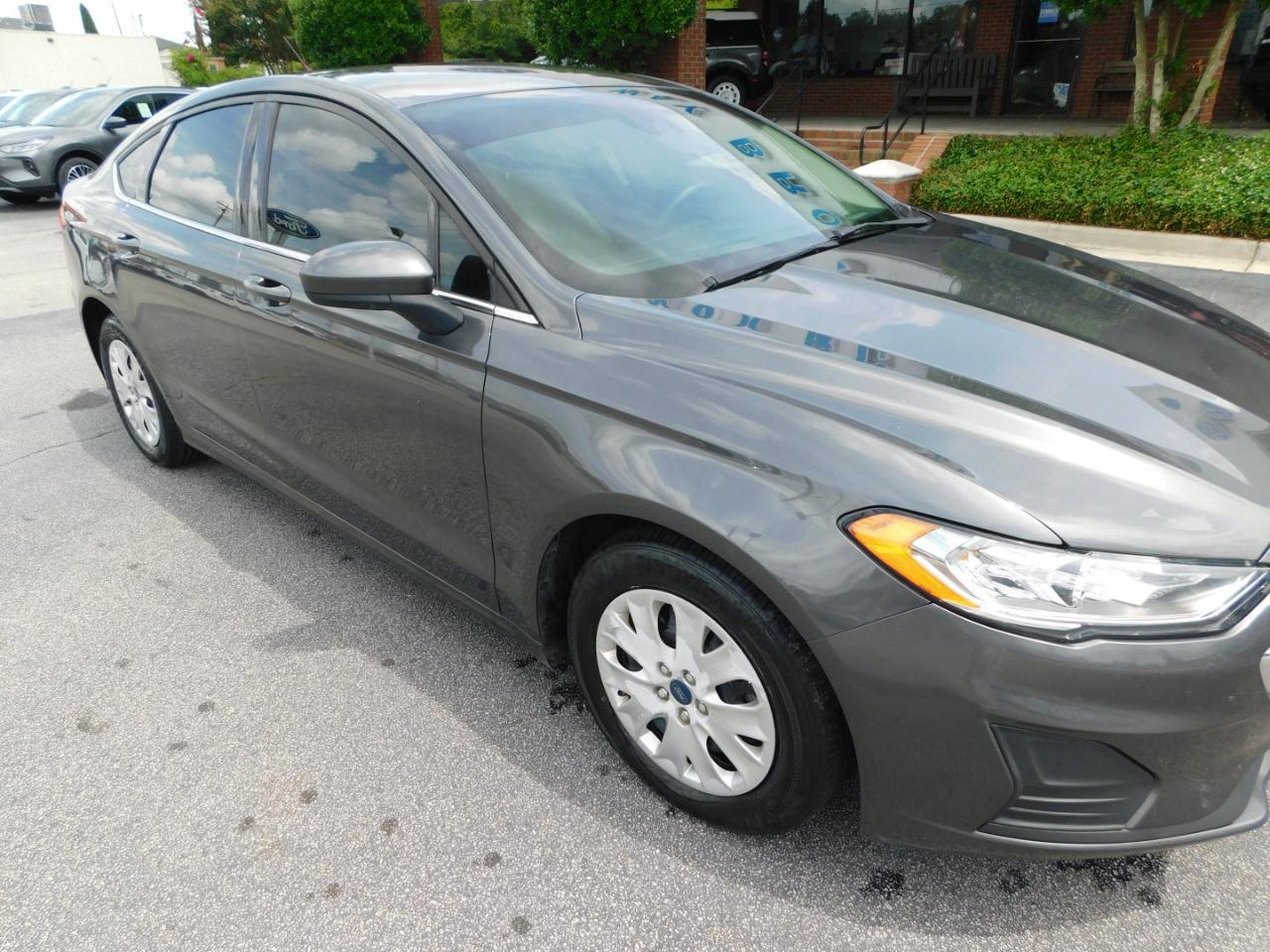 Ford Fusion S FWD 2019