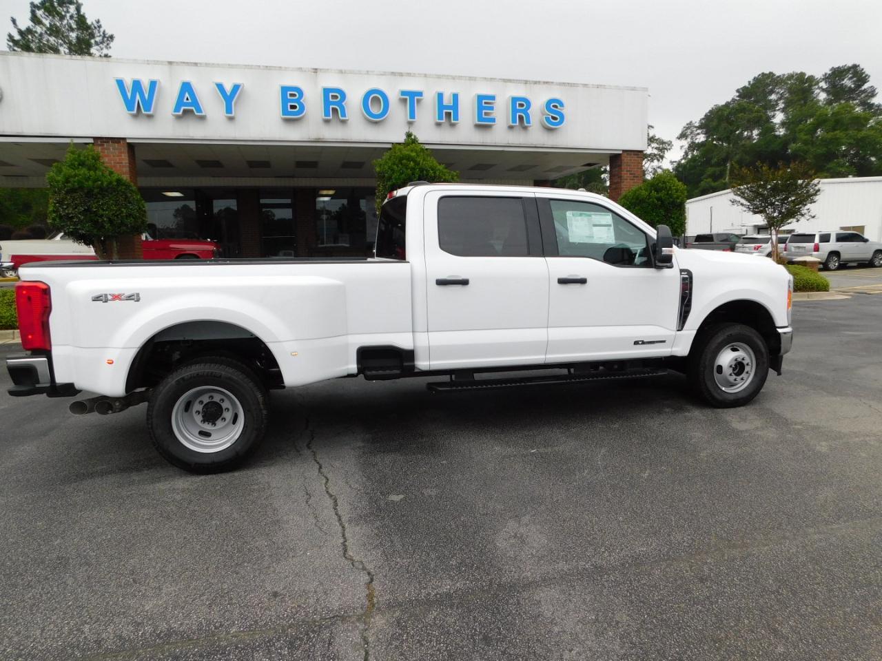 Ford Super Duty F-350 DRW XLT 4WD Crew Cab 8' Box 2023
