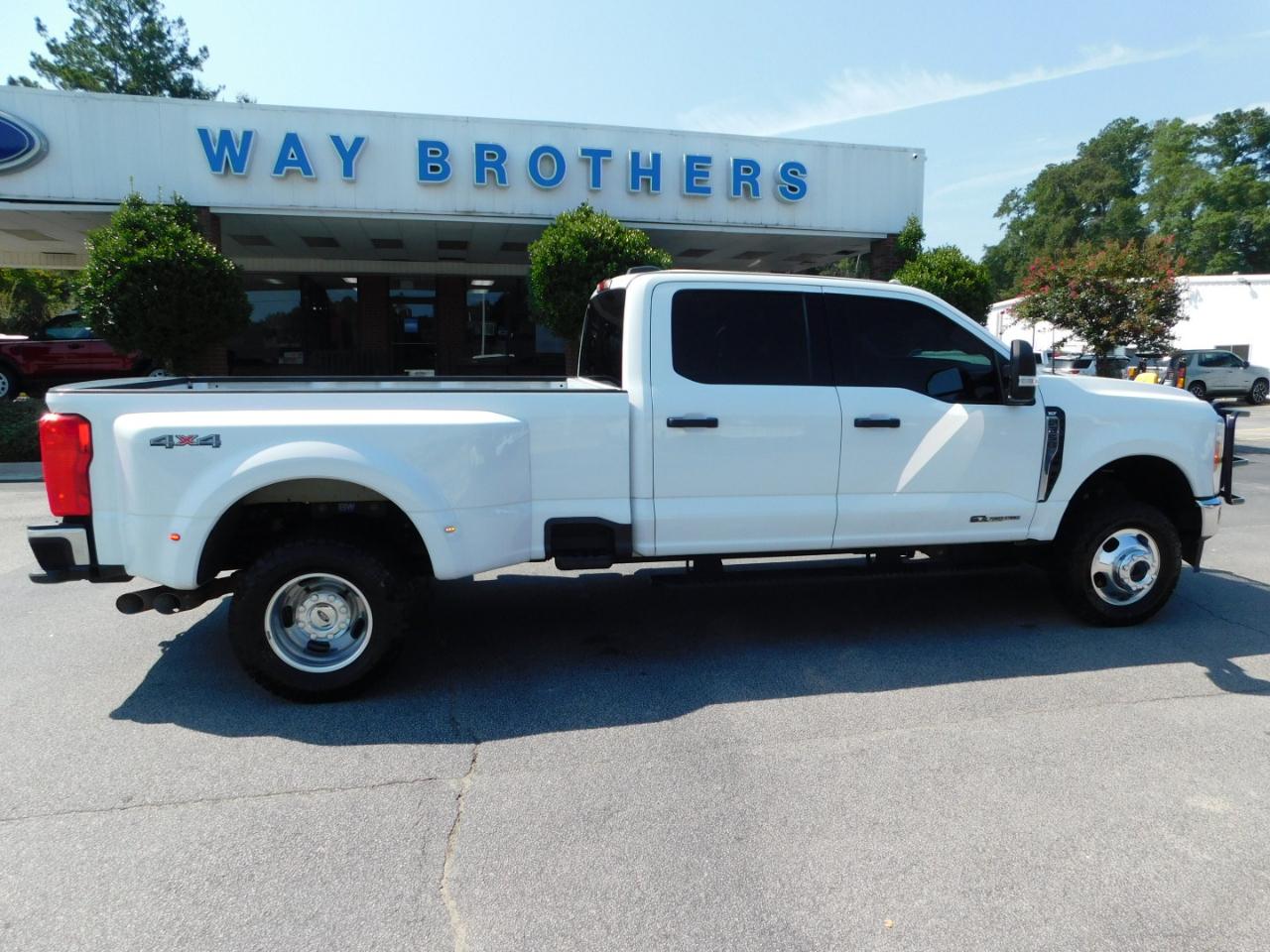 Ford Super Duty F-350 DRW XLT 4WD Crew Cab 8' Box 2023