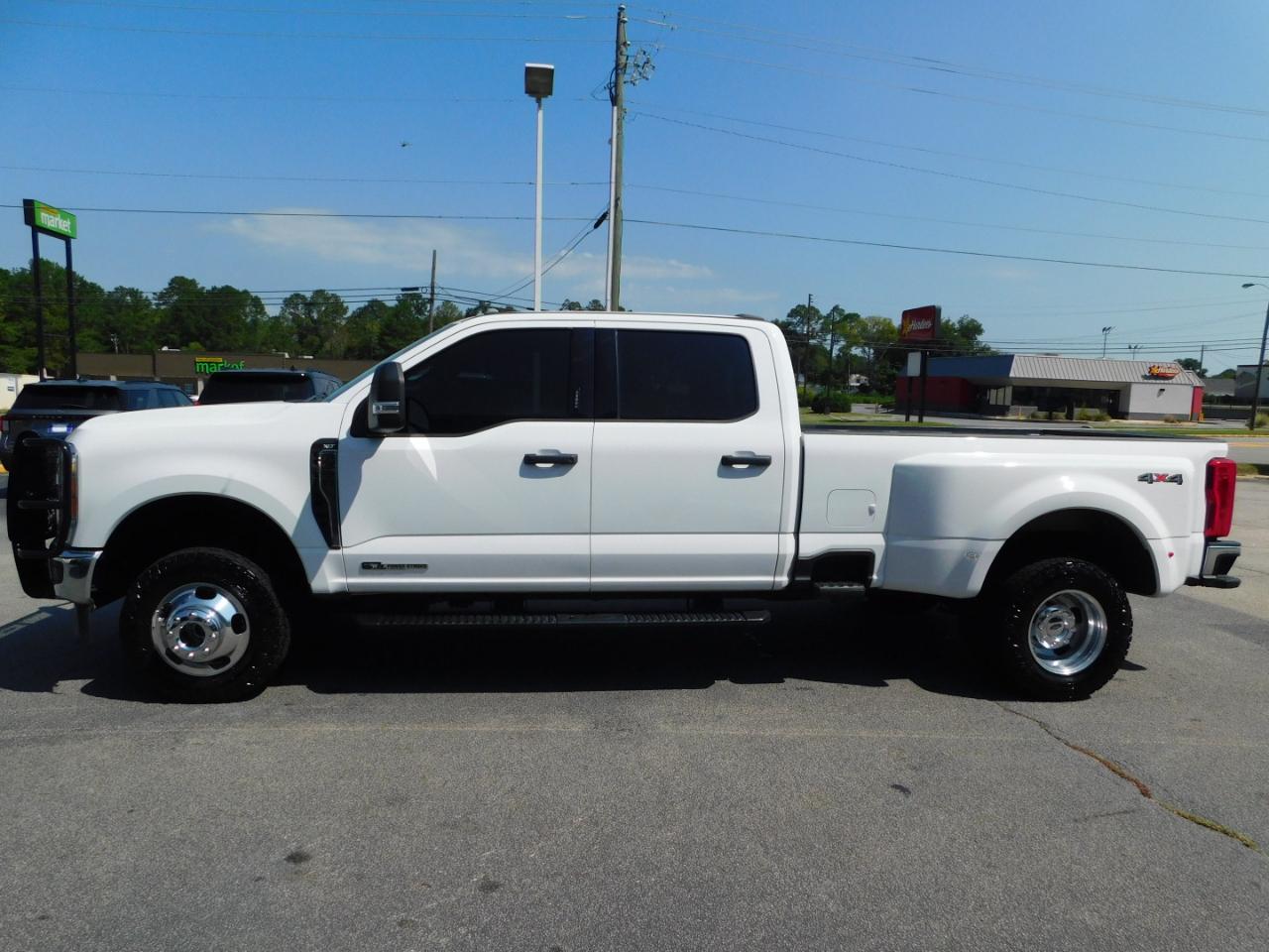 Ford Super Duty F-350 DRW XLT 4WD Crew Cab 8' Box 2023