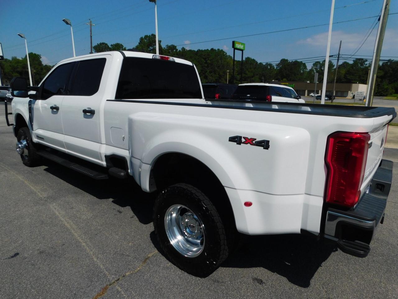 Ford Super Duty F-350 DRW XLT 4WD Crew Cab 8' Box 2023