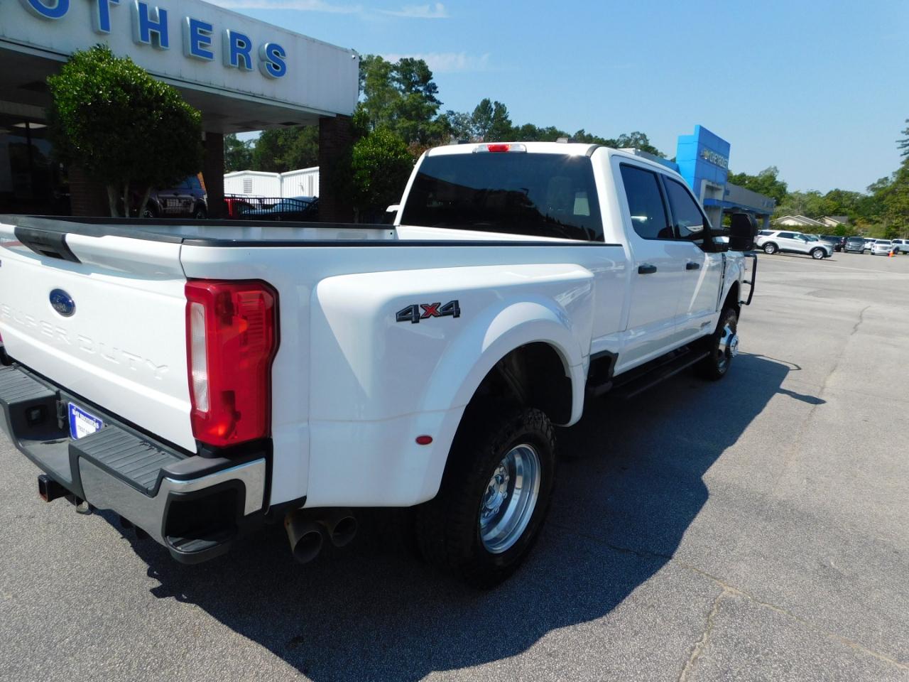 Ford Super Duty F-350 DRW XLT 4WD Crew Cab 8' Box 2023