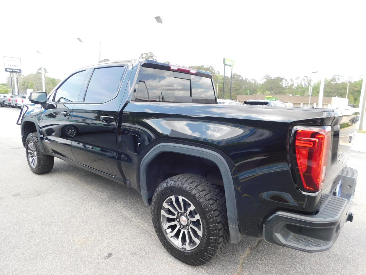 GMC Sierra 1500 4WD Crew Cab 147" AT4 2023