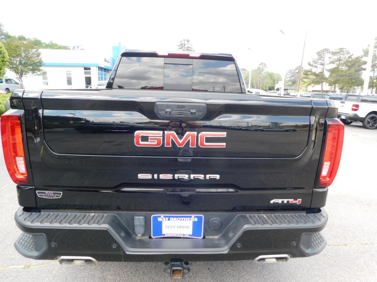 GMC Sierra 1500 4WD Crew Cab 147" AT4 2023