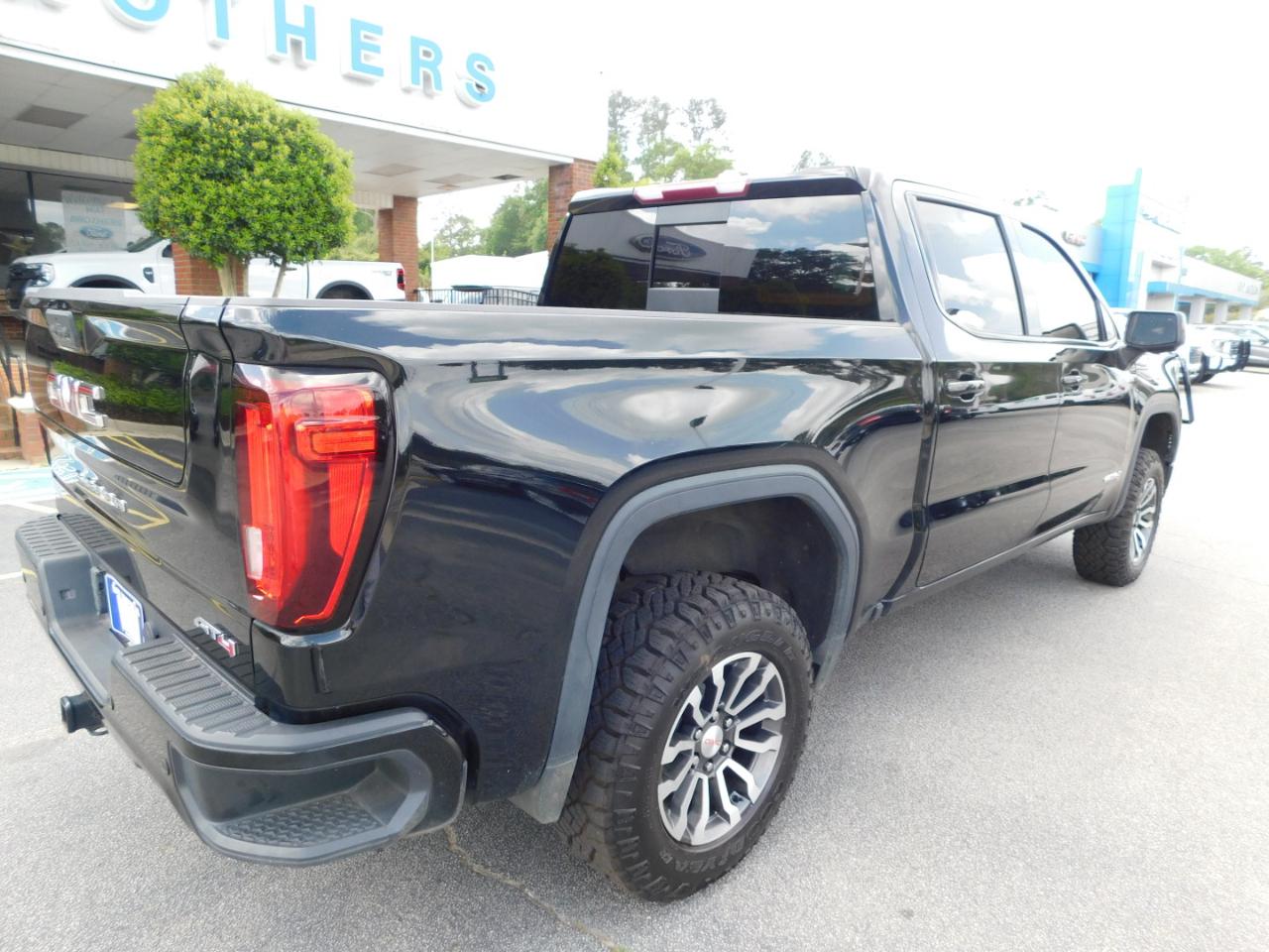 GMC Sierra 1500 4WD Crew Cab 147" AT4 2023