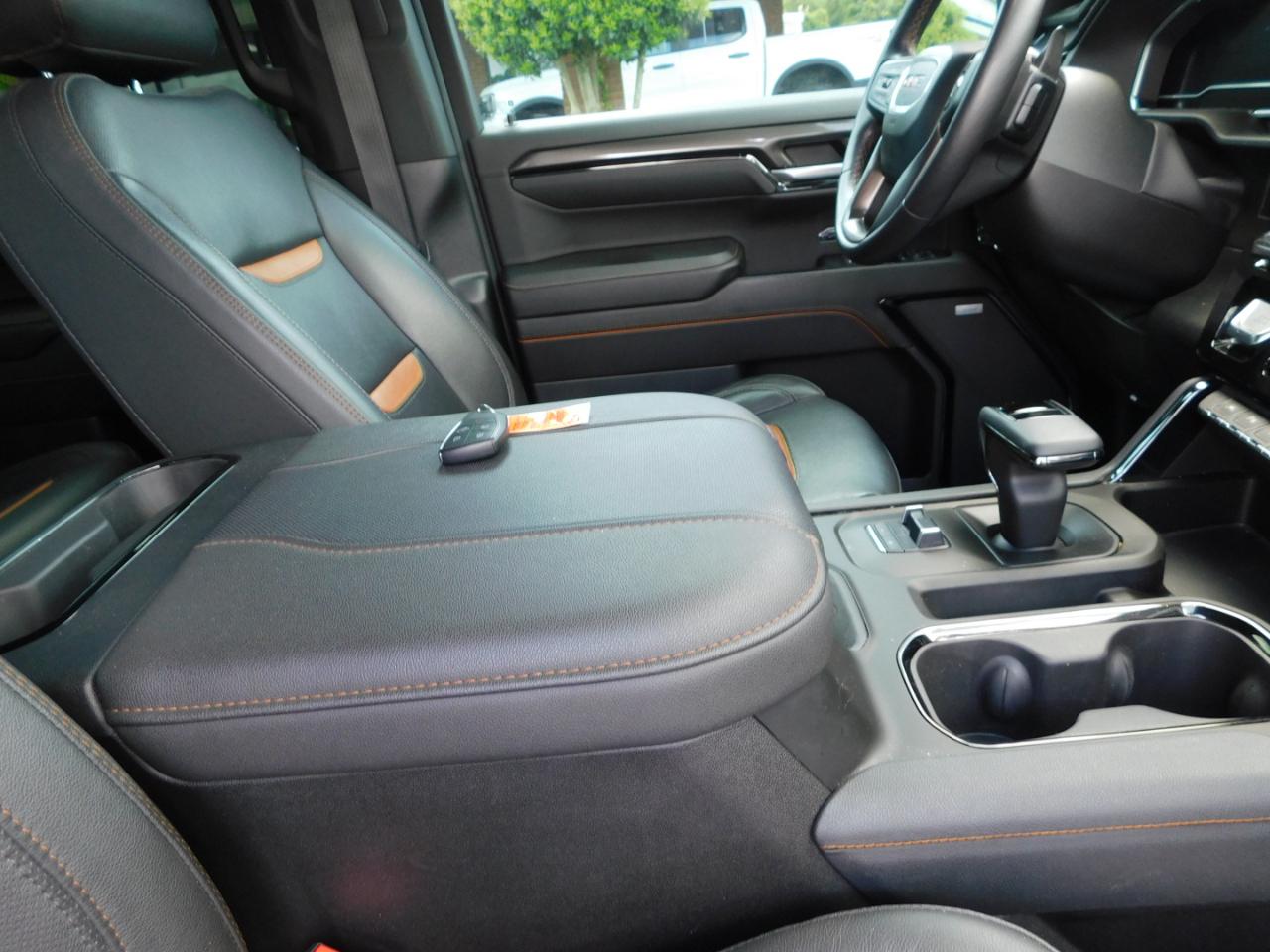 GMC Sierra 1500 4WD Crew Cab 147" AT4 2023