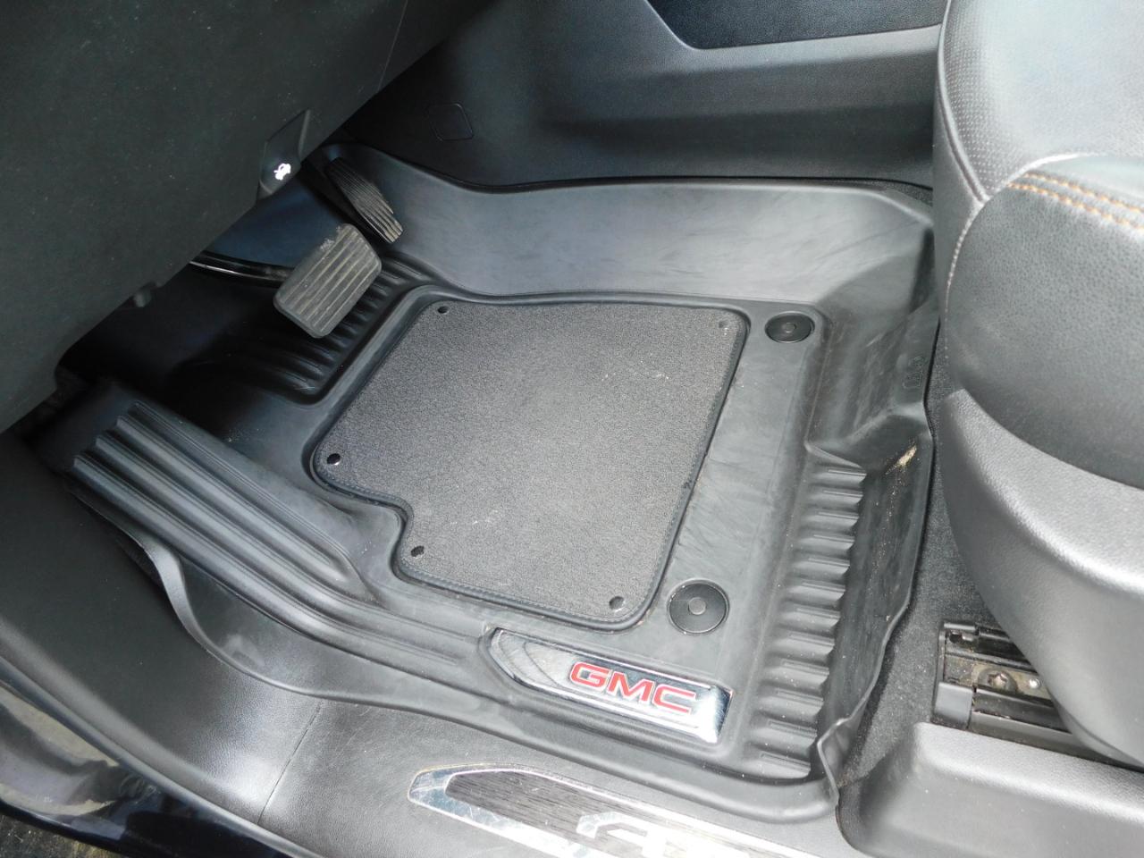 GMC Sierra 1500 4WD Crew Cab 147" AT4 2023