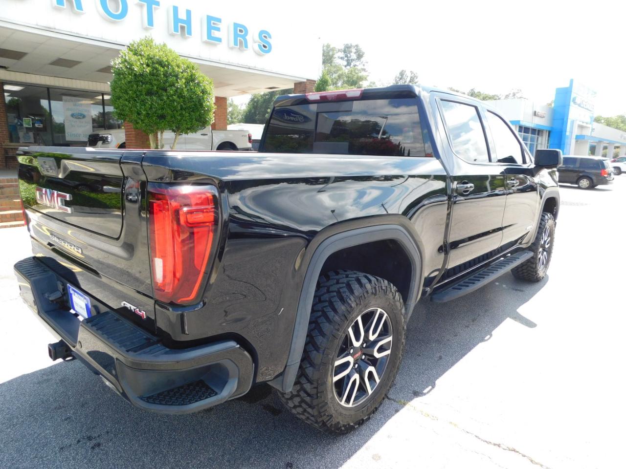 GMC Sierra 1500 4WD Crew Cab 147" AT4 2024