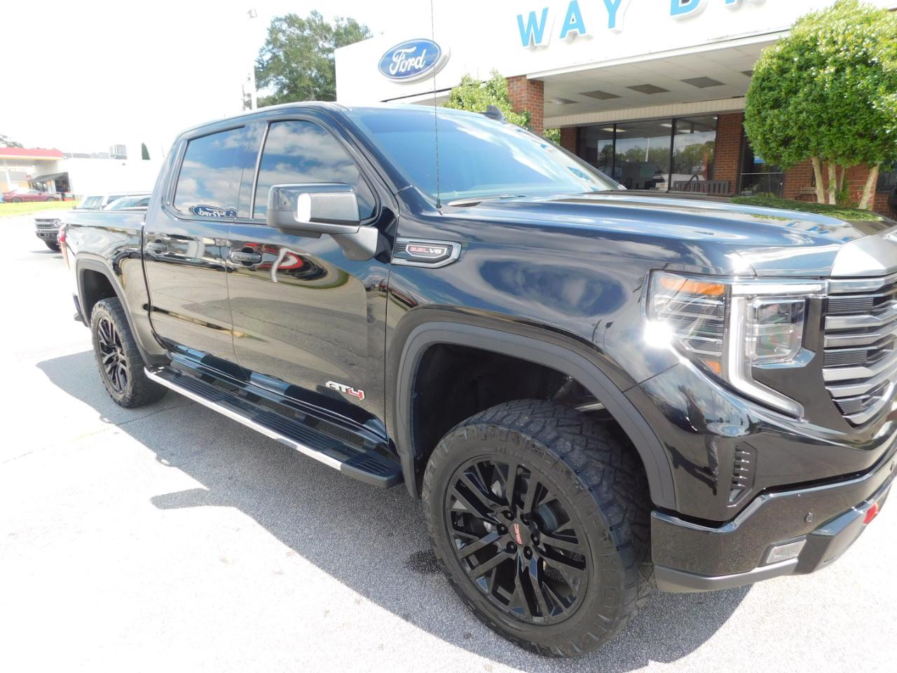 GMC Sierra 1500 4WD Crew Cab 147" AT4 2024
