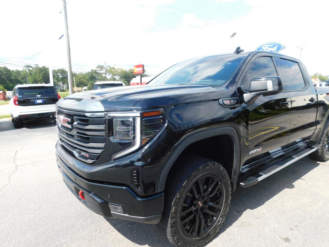 GMC Sierra 1500 4WD Crew Cab 147" AT4 2024