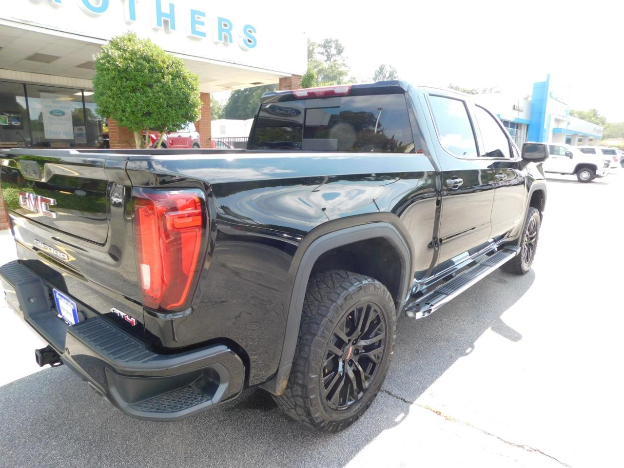 GMC Sierra 1500 4WD Crew Cab 147" AT4 2024