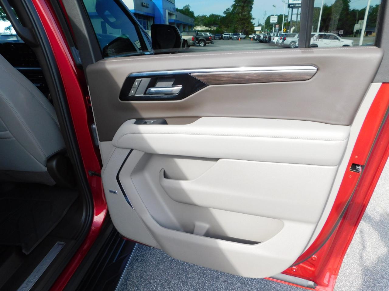 Chevrolet Suburban 2WD 4dr LT 2025