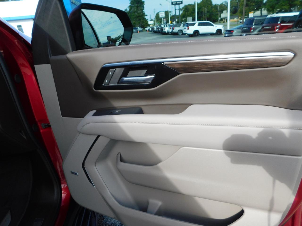 Chevrolet Suburban 2WD 4dr LT 2025
