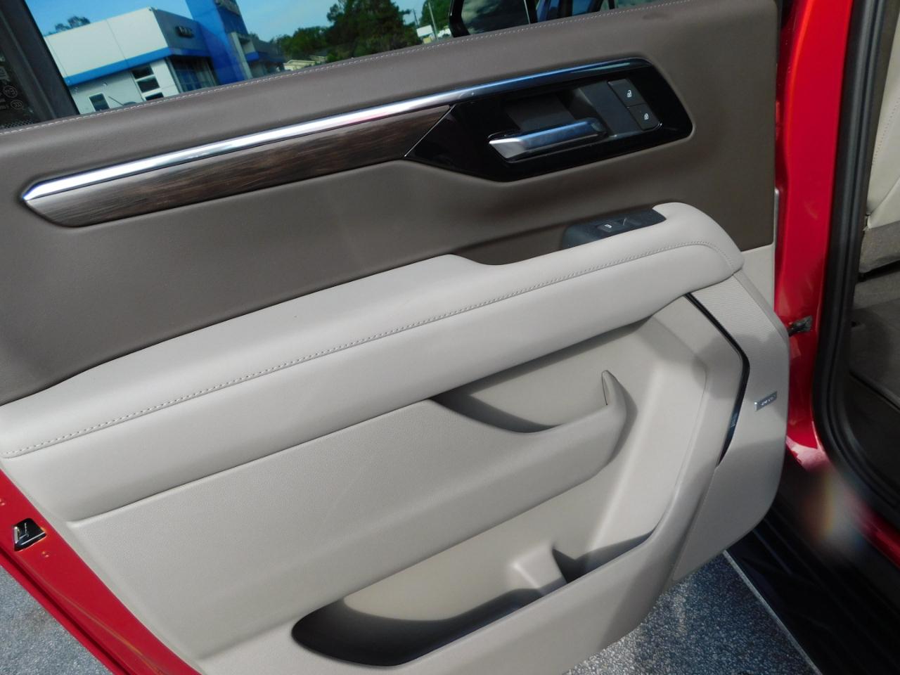 Chevrolet Suburban 2WD 4dr LT 2025