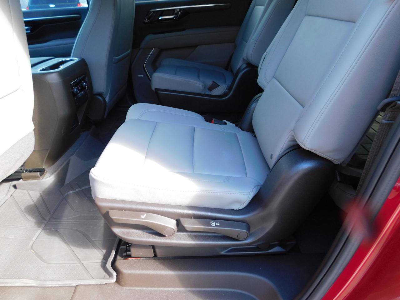 Chevrolet Suburban 2WD 4dr LT 2025