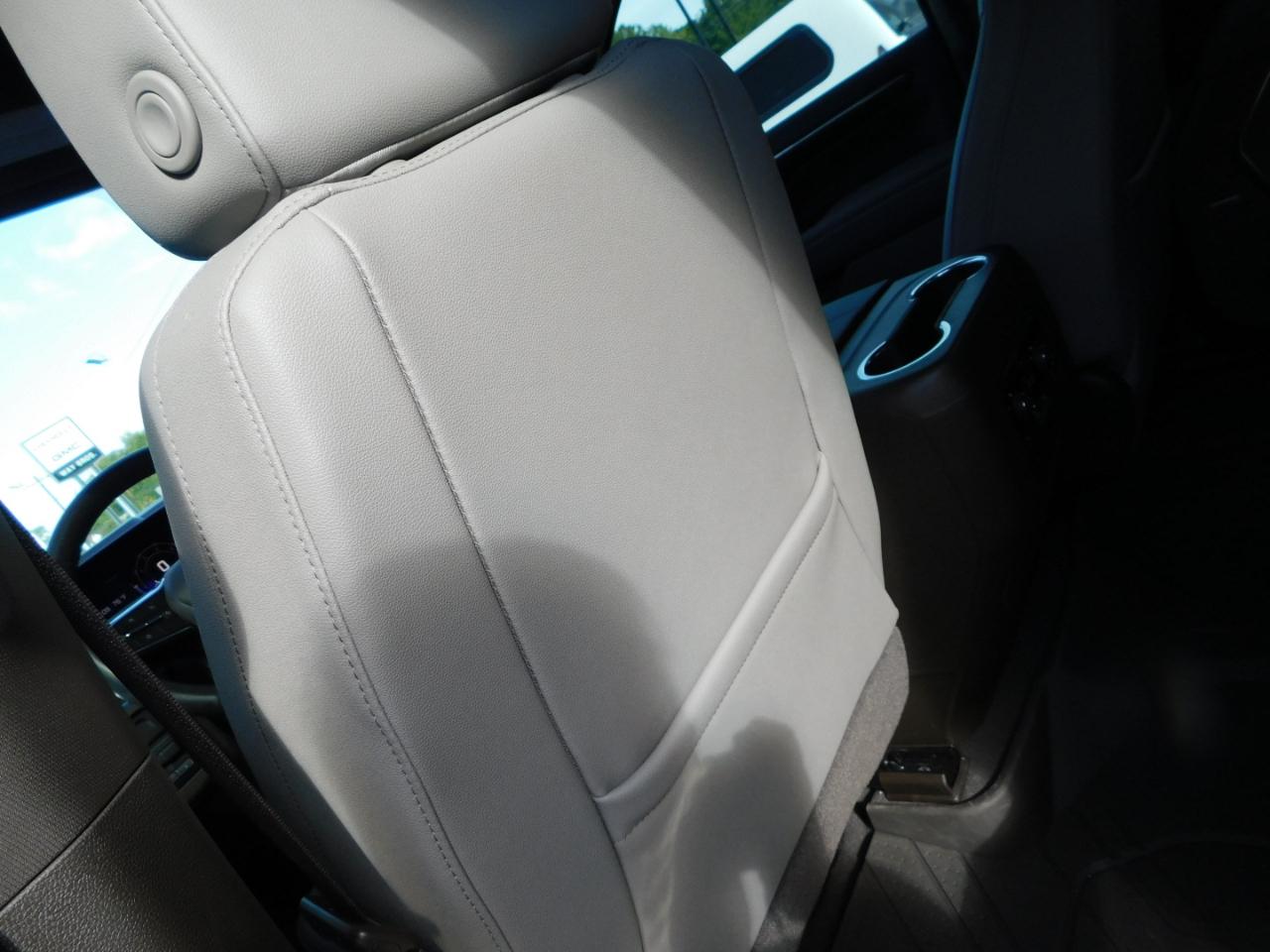 Chevrolet Suburban 2WD 4dr LT 2025