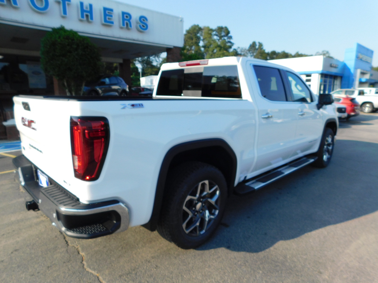 GMC Sierra 1500 4WD Crew Cab 147" SLT 2026 GMC Sierra 1500 4WD Crew Cab 147" SLT 2026