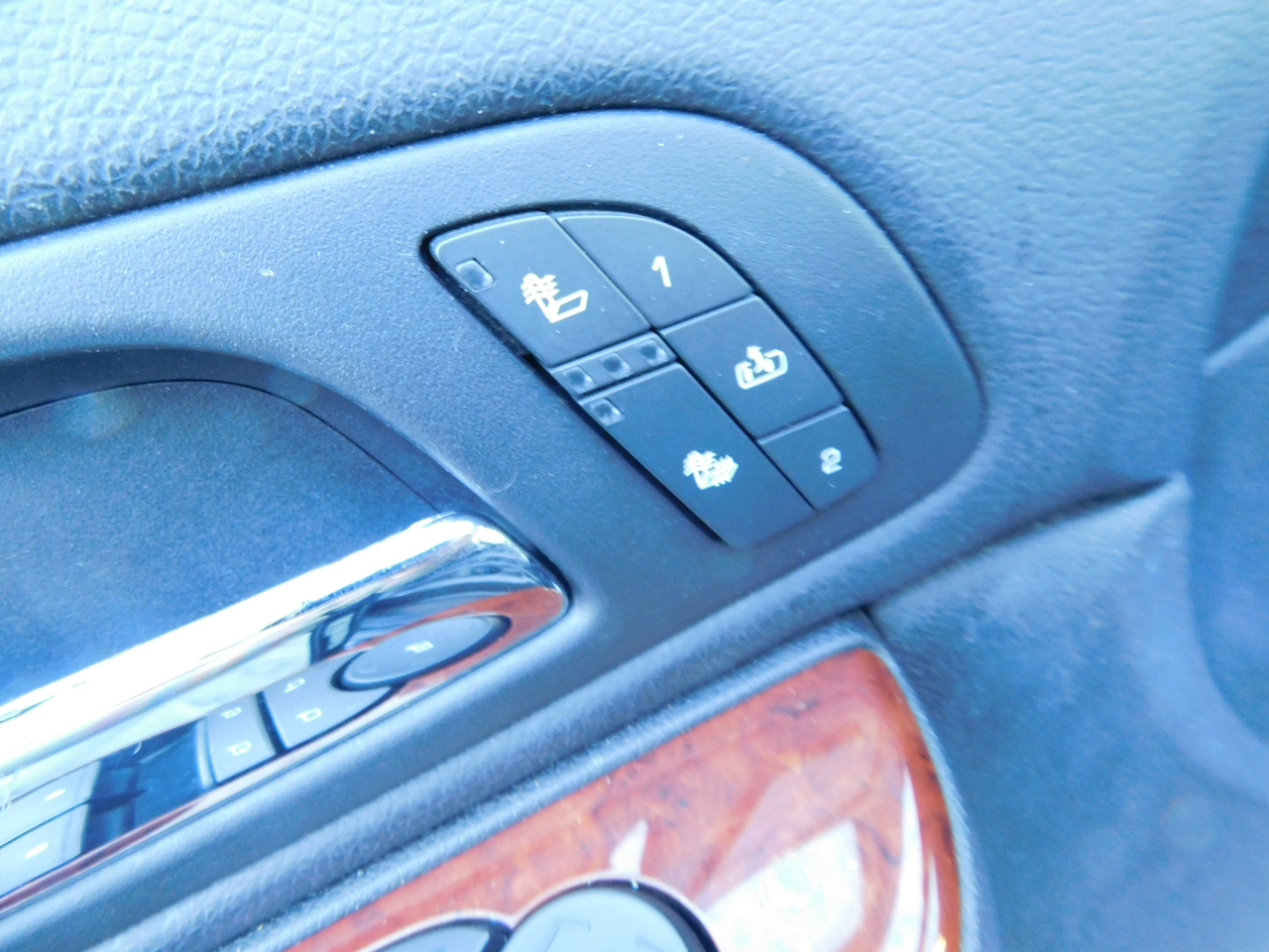 GMC Yukon 2WD 4dr 1500 SLT 2011