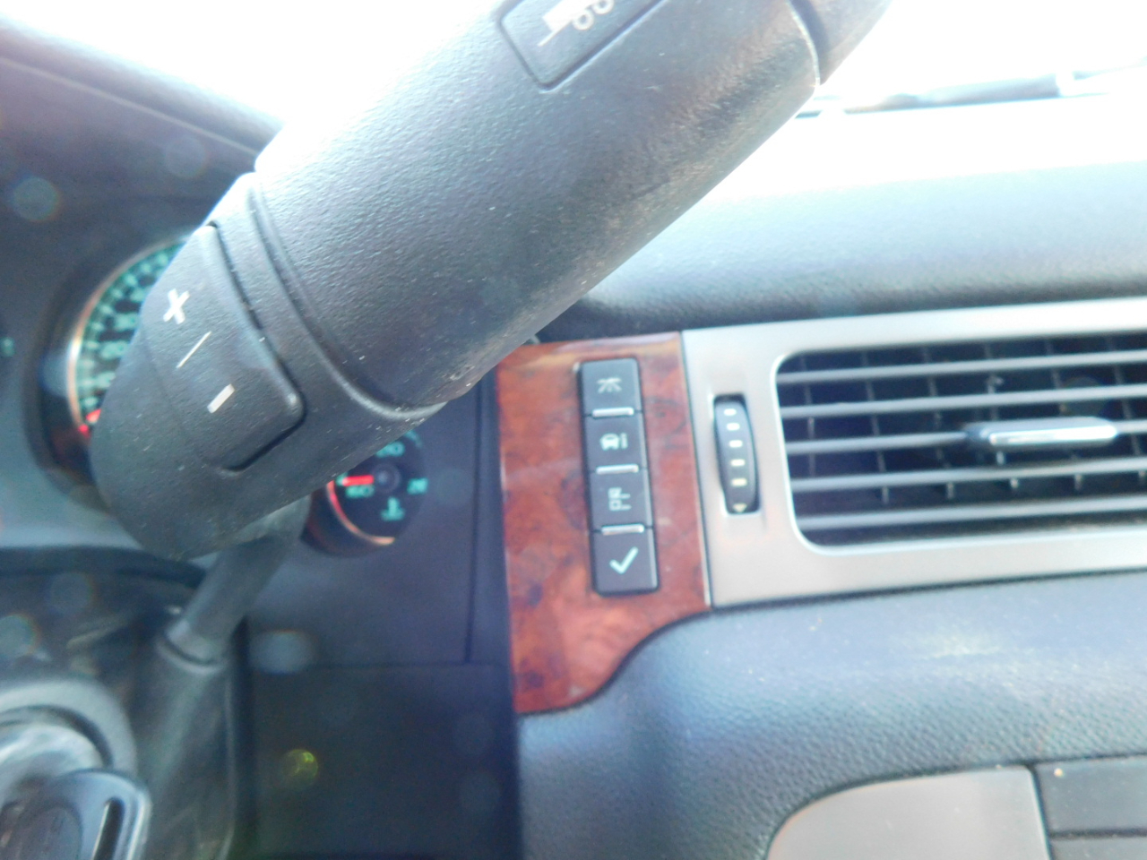 GMC Yukon 2WD 4dr 1500 SLT 2011