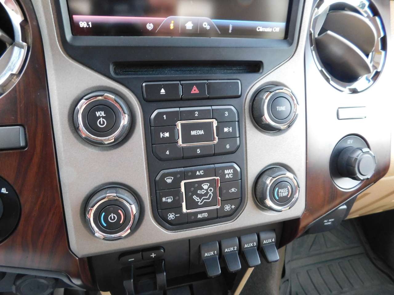 Ford 3/4 Ton Trucks Styleside 133" WB 4WD 2016