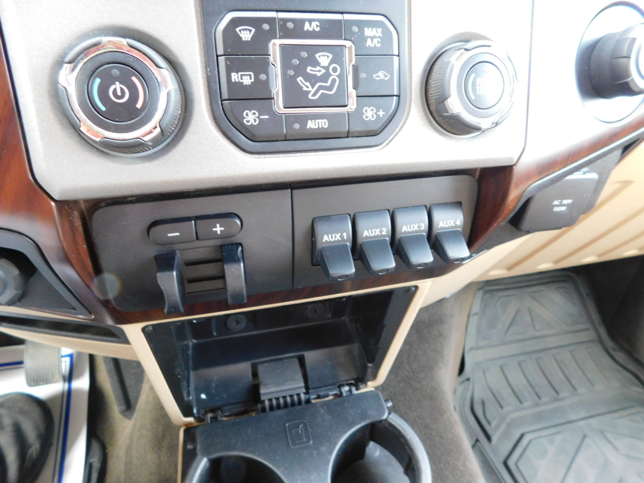 Ford 3/4 Ton Trucks Styleside 133" WB 4WD 2016