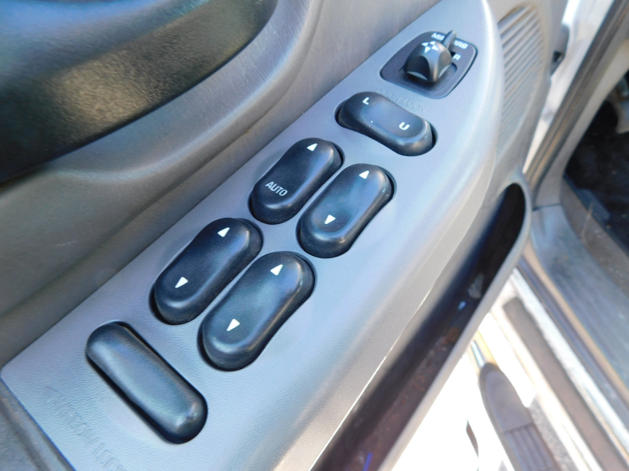 Ford F-150 SuperCrew Crew Cab 139" XLT 4WD 2001